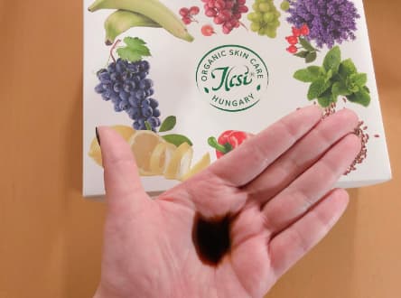 ブラックソープを手に出した写真