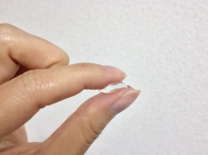 シミウスのジェルを手に取り親指と人差し指で挟む画像