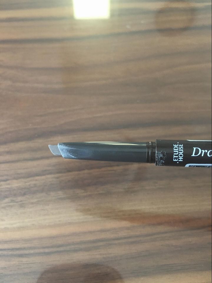 アイブロウのペン先の写真