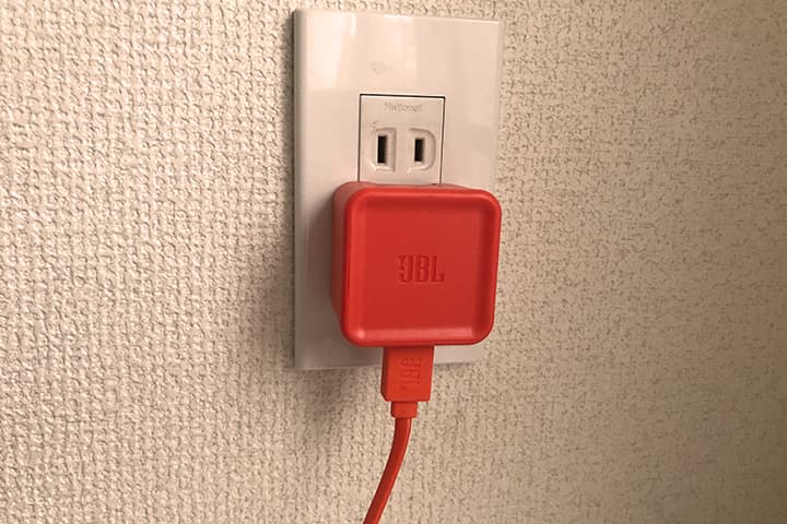 JBL Charge3の充電アダプタをコンセントに接続している様子