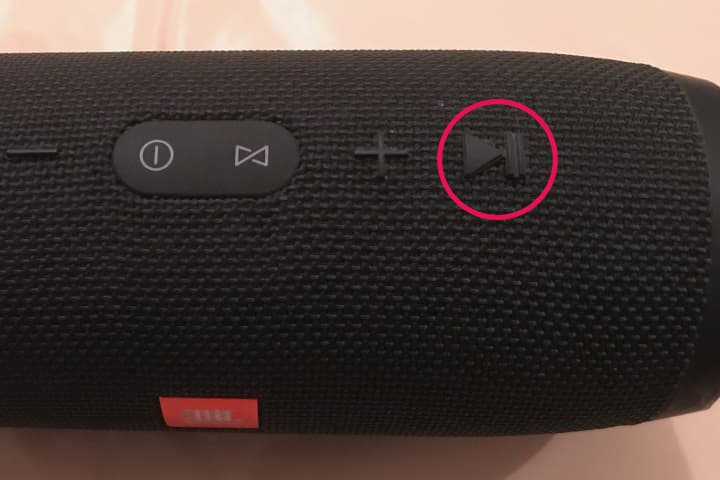 JBL Charge3の再生・一時停止ボタン