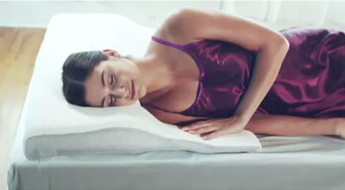 セブンスピローで寝ている女性の画像