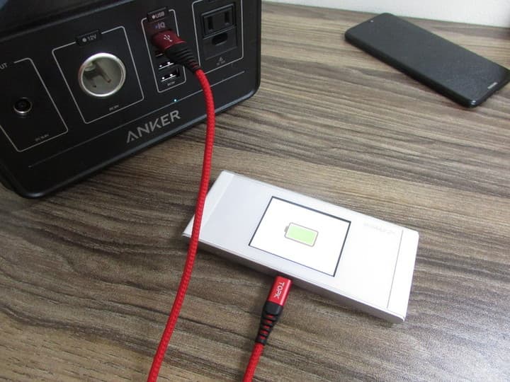 ポケットWiFiを充電している写真