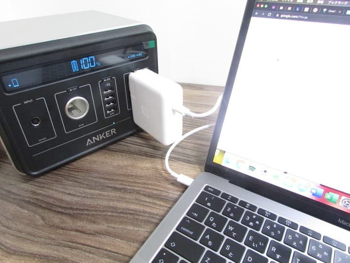 MacBookを充電している写真