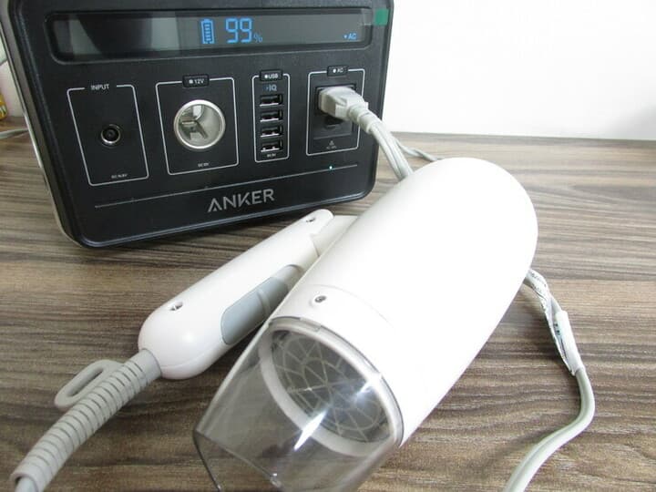 ドライヤーを使っている写真