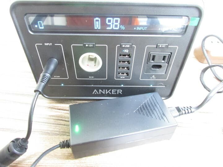 アンカー パワーハウスを充電している写真