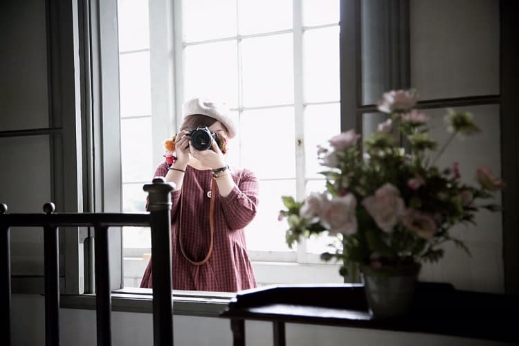 カメラを構える人