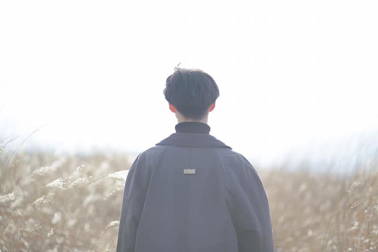人の後ろ姿