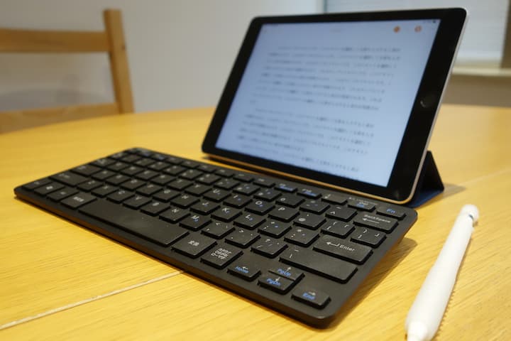 筆者のiPadとSmart CoverとApple Pencilとキーボード