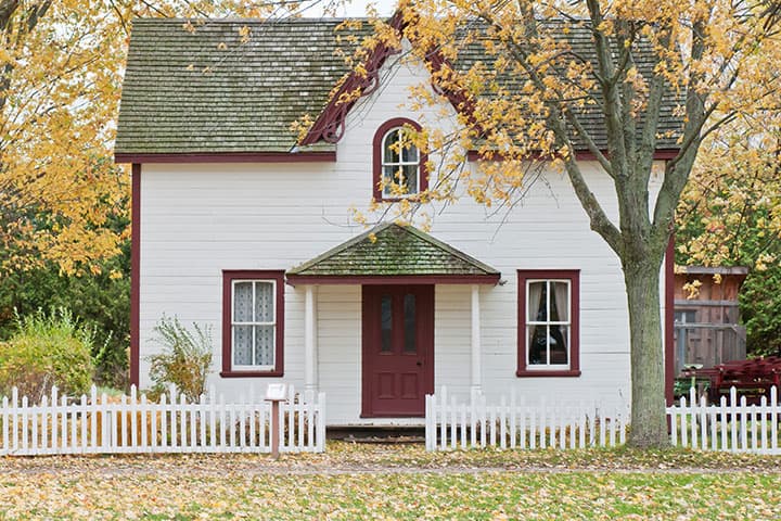 紅葉したシンボルツリーが植えられた家のエントランス