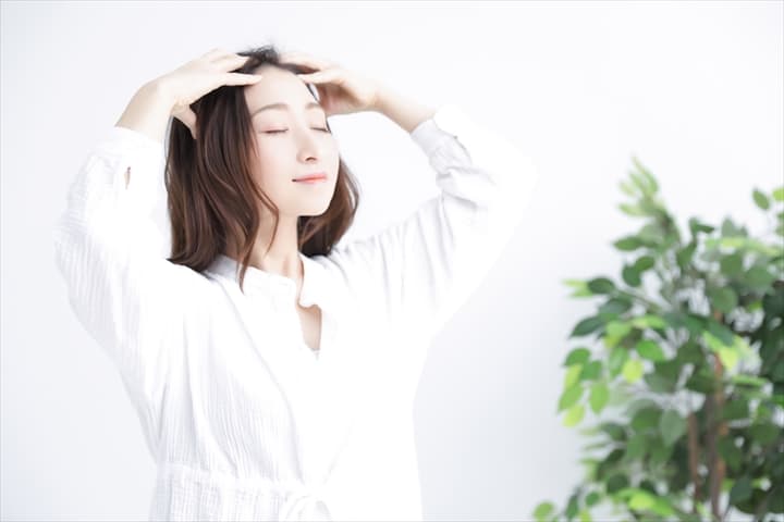 ヘッドマッサージをする女性