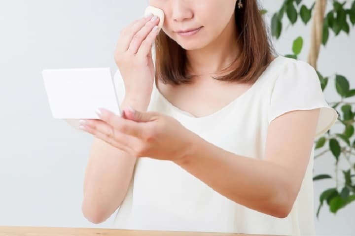 ファンデーションをつける女性
