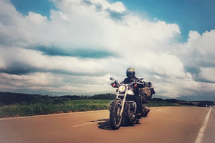 バイクで旅をする男性