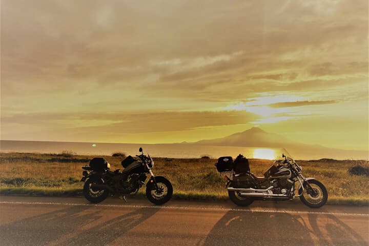 たくさんの荷物を積んだオートバイ