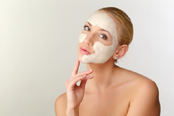 洗い流すパックを使う写真