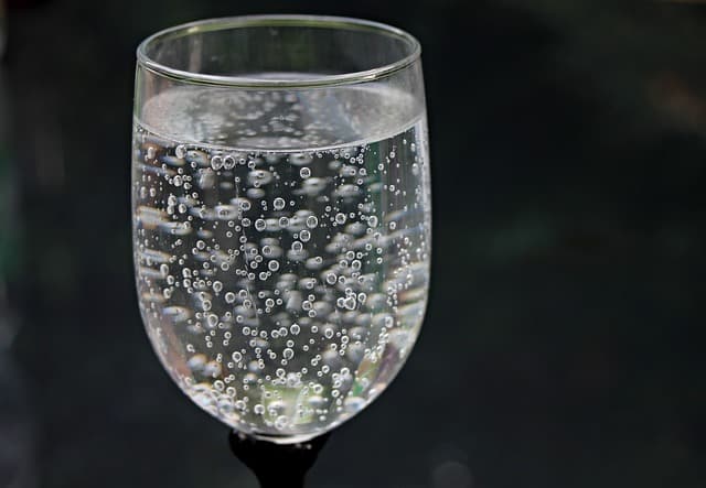 グラスに入った炭酸水