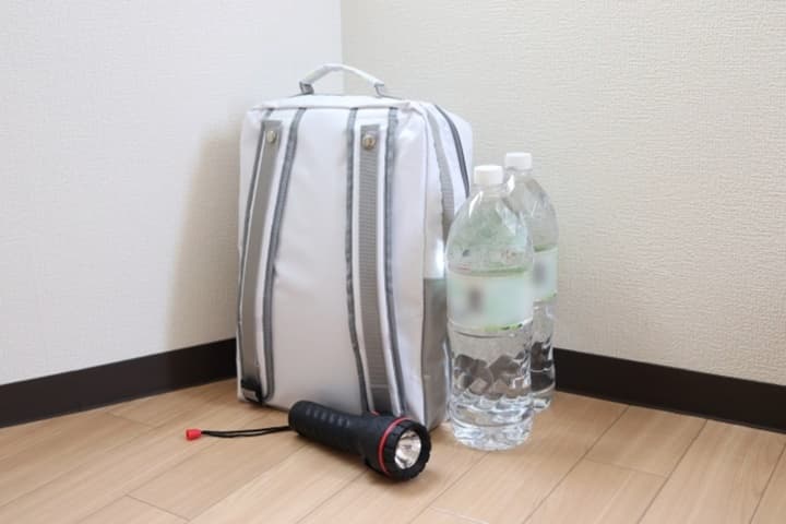 防災グッズセットと飲料水の写真
