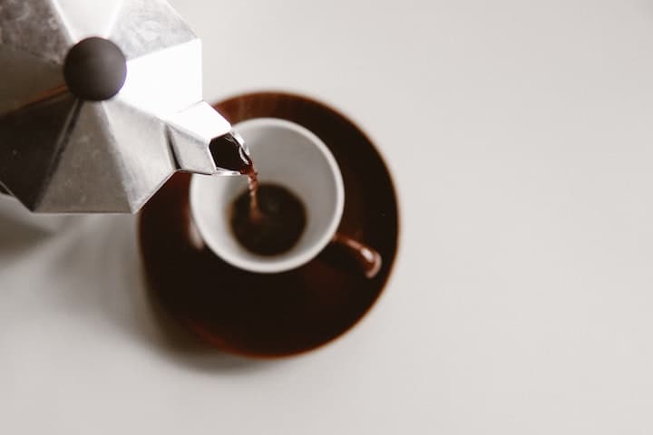 コーヒーを注ぐ