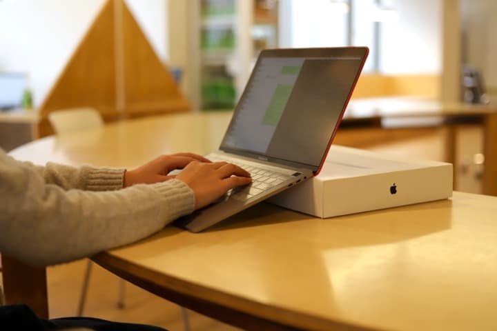 [箱を置いて高くして作業している様子]