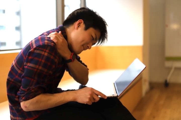 [ベンチでノートパソコンを使っている画像]