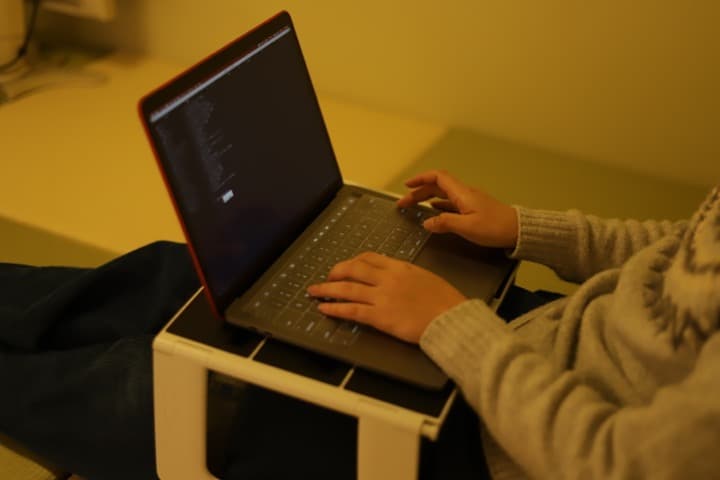 [iMoov Astutoスタンドの画像/スタンド下部のベルトの画像]