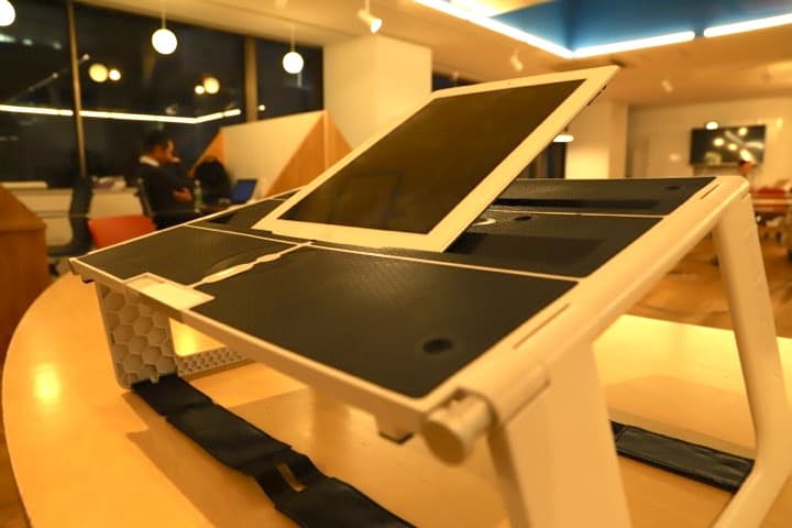 [下の溝にいタブレットを設置しているところ]