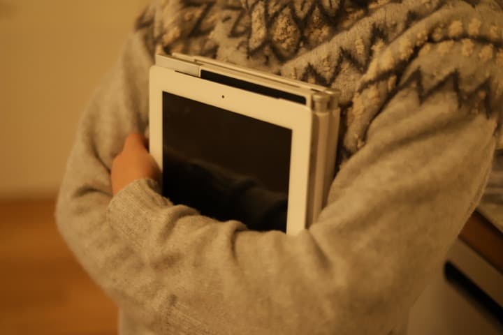 [ipadと一緒に抱える画像]