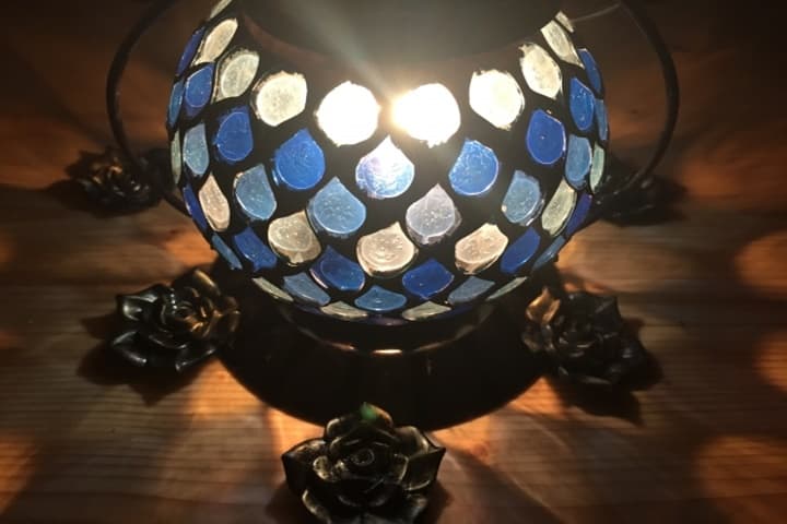 モザイク模様がきれいなアロマランプの写真