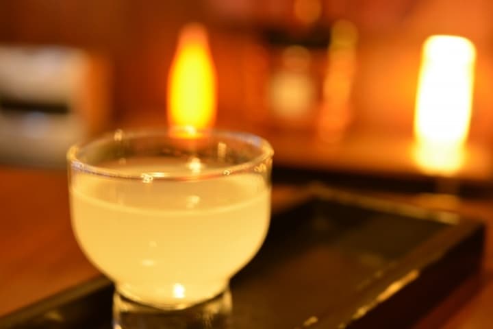 間接照明とおちょこに入った日本酒