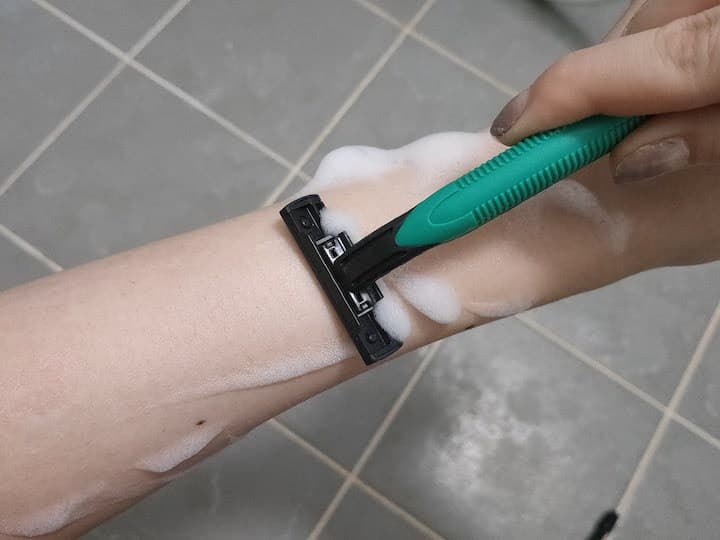 剃毛をする写真