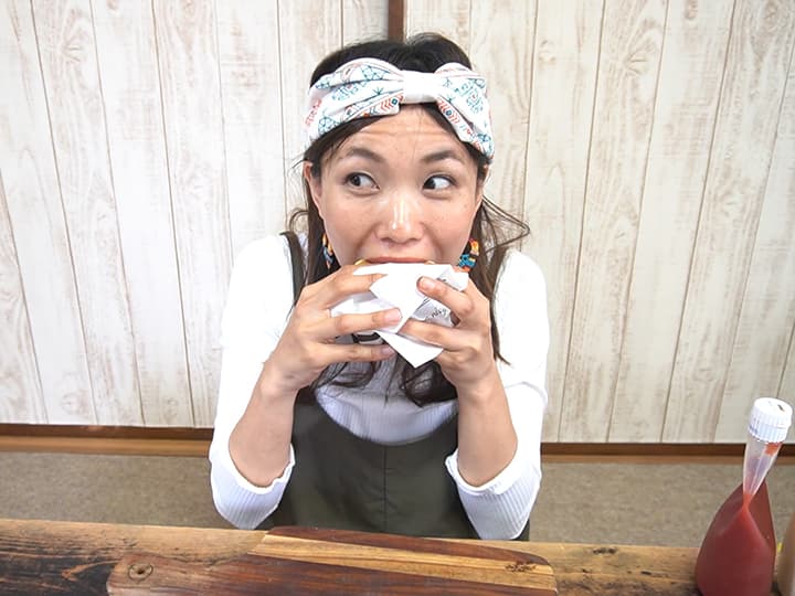 ユニフレーム「fanマルチロースター」で作ったマックグリドル（風）をほおばるグピコズさん