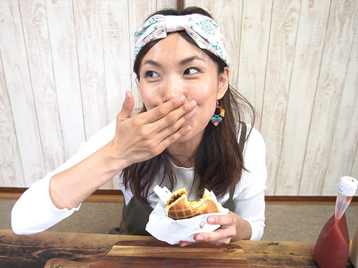 「ユニフレームfanマルチロースターでマックグリドル（風）」を食べるグピコズさん