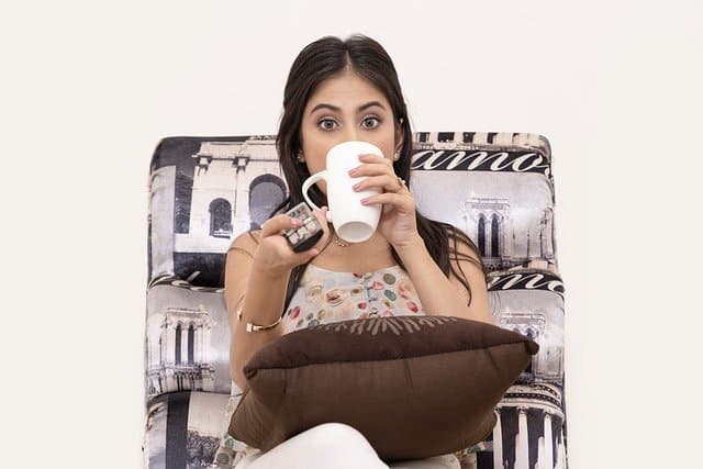 視聴している女性