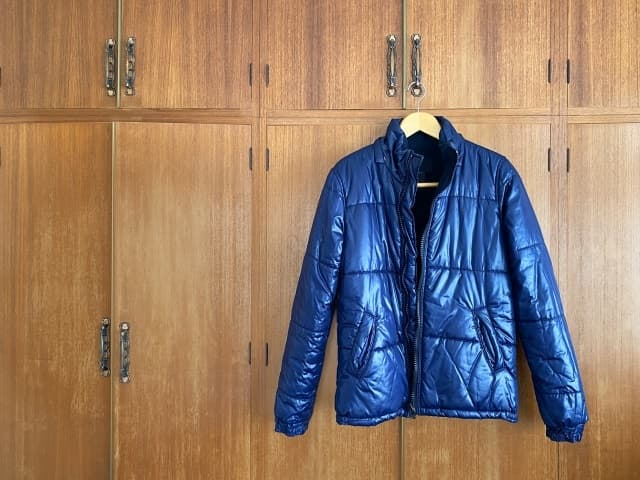 ハンガーにかかっているインナーダウン