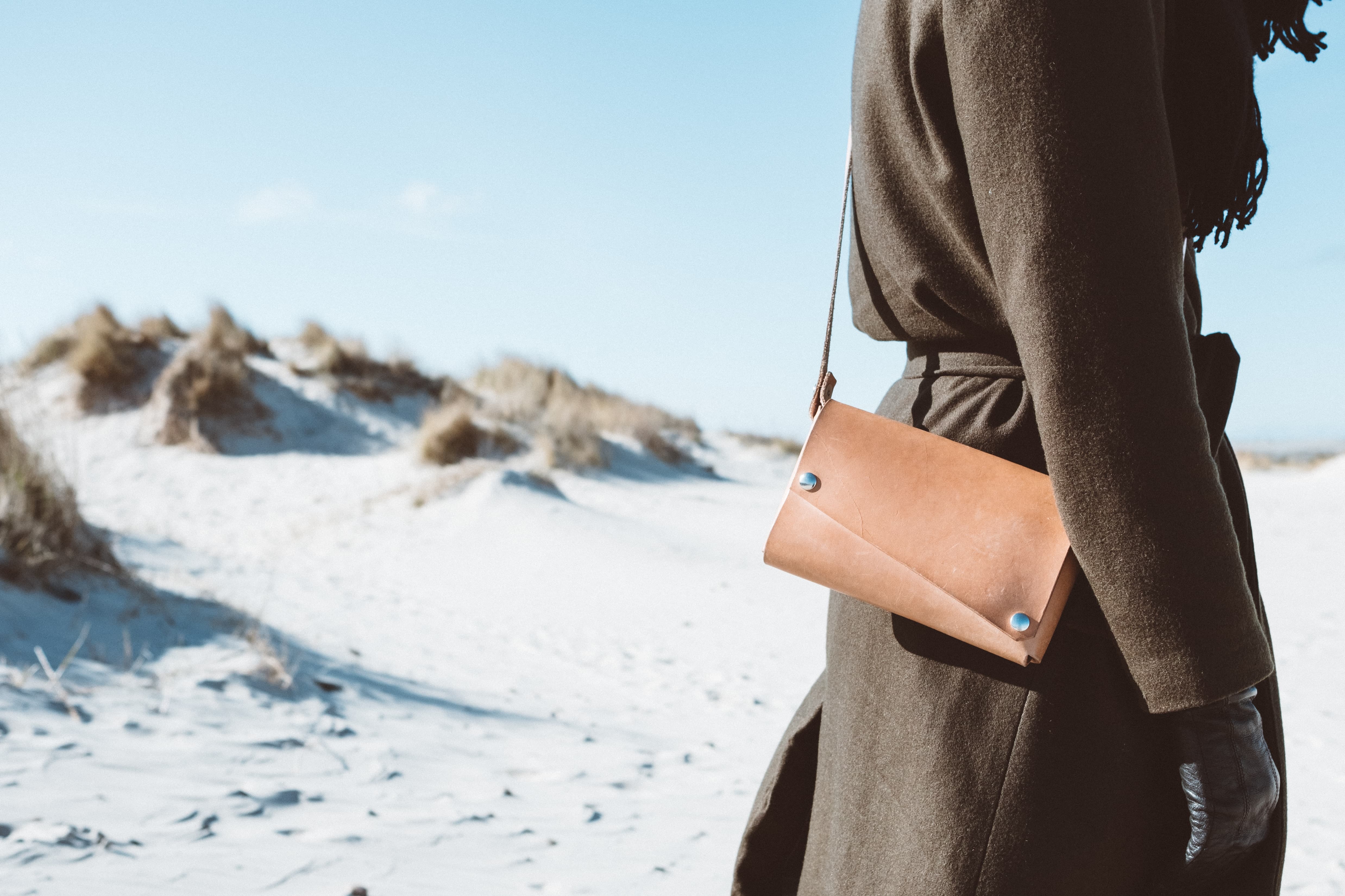 ポーチをかけた女性