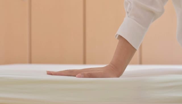マットレスを触っている写真