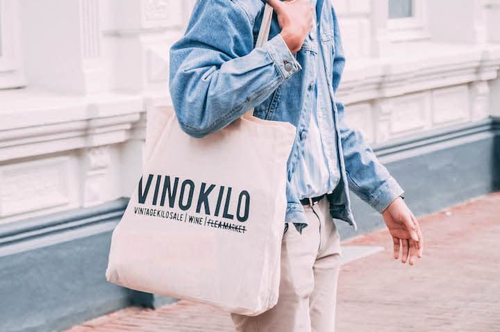 エコバッグを持つ人の写真