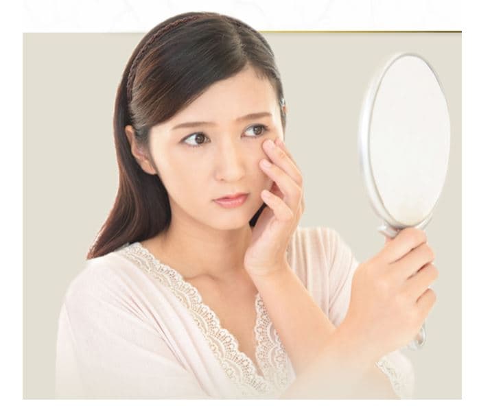 鏡を見る女性の画像