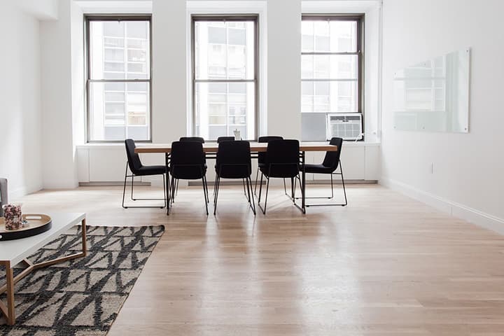 広いリビングダイニングのフローリング