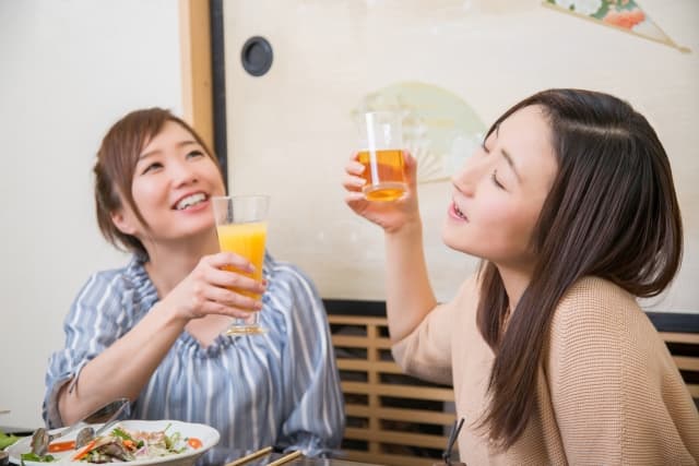飲み会でビールを飲む女性たち