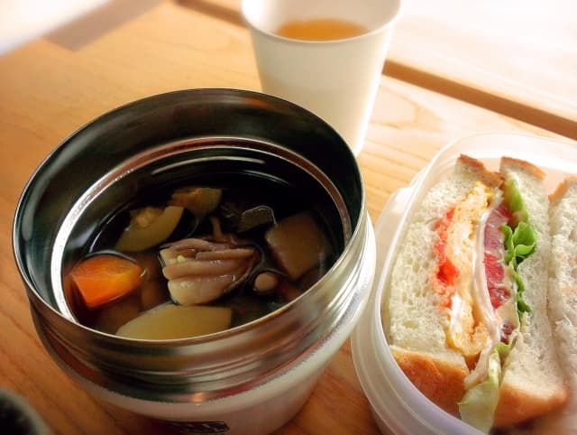 スープジャーを使用したランチの写真