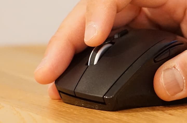 ホイール操作をする手元