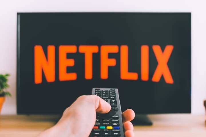 テレビでNETFLIXを楽しむ人のイメージ画像
