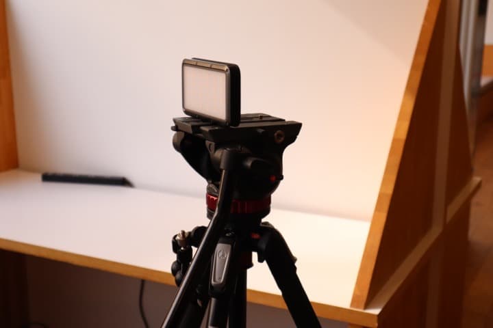 [三脚につけて照らしている画像]
