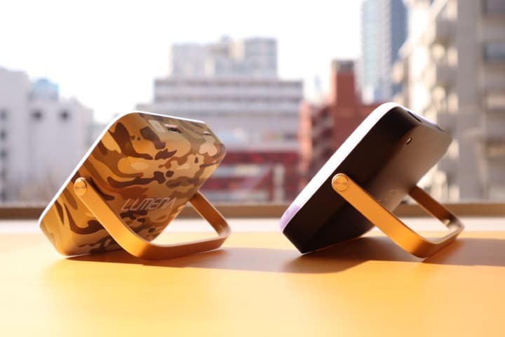 [角度をつけて地面に設置している画像]