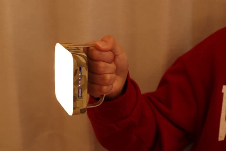 [懐中電灯みたいに使ってる画像]