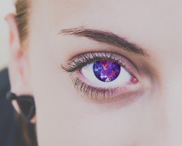 マスカラを塗った女性の画像