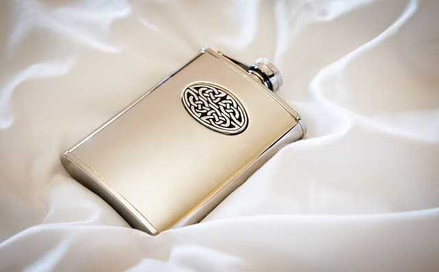 表面にデザインがあるスキットルの写真