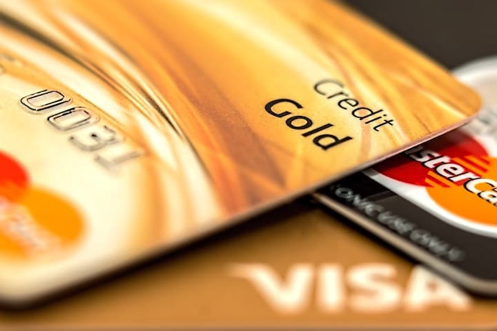 ゴールドのクレジットカードが重なっている写真