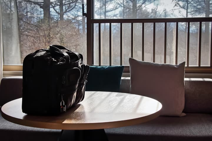 テーブルの上に置いたビジネスバッグの写真